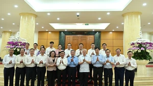 越共中央政治局与永隆省委常委会和太原省委常委会举行工作会议【组图】