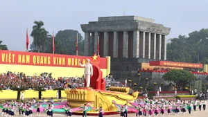 越南八月革命胜利暨越南社会主义共和国国庆80周年纪念活动在巴亭广场举行。（耀玉 摄）