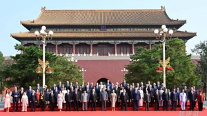 出席世界人民反法西斯战争胜利80周年纪念大会的各位代表合影。（图片来源：越通社）