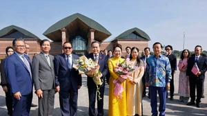 马来西亚国会上议院议长阿旺比米（Dato Awang Bemee Awang Ali Basah）欢送国会主席陈青敏携夫人。（图片来源：越通社）