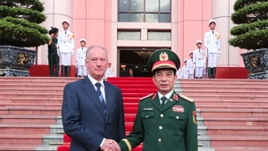 越南国防部长潘文江大将与俄罗斯联邦总统助理、国家海事委员会主席尼古拉·帕特鲁舍夫。（图片来源：越通社）