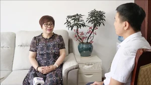 中国社会科学院马克思主义研究院教授、博士，越南问题专家潘金娥接受越通社记者采访。（图片来源：越通社）