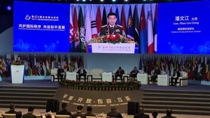 越共中央政治局委员、中央军委副书记、国防部长潘文江大将在第一次全体会议上发表重要讲话。