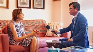 美国社会活动家朱丽叶·乌切利在接受越通社记者采访。（图片来源：越通社）
