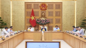 越南政府总理范明正主持召开会议。（图片来源：VGP）