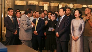 越南国家主席梁强和夫人参观大埃及博物馆。