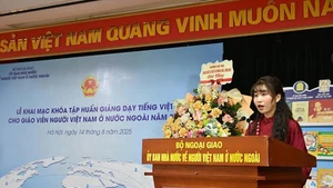 来自俄罗斯的越南侨胞学员在开班仪式上发表讲话。（图片来源：越南外交部海外越南人国家委员会）