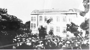 1945年8月，人民参加了夺取荣市政权的起义。（资料图：baonghean.vn）