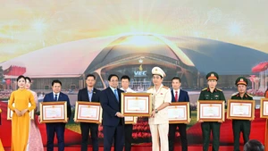 范明正总理向在工作中取得优异成绩的集体和个人授予人民武装力量英雄称号和一等军功勋章。