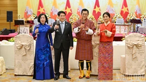 越南国家主席梁强携夫人阮氏明月和不丹国王吉格梅·凯萨尔·纳姆耶尔·旺楚克与王后参加国宴。
