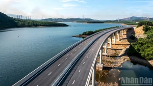 永昂-邦高速公路通车前景色宜人【组图】