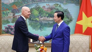 越南政府副总理陈红河会见了荷兰驻越南大使凯斯·范·巴尔。