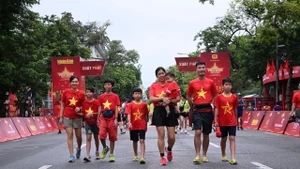 “与越南一同前进”全国徒步活动启动仪式在河内举行。