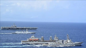 印度INS Visakhapatnam号 和 INS Aditya号军舰。（图片来源：越通社）