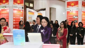 “越南共产党历次全国代表大会”资料专题展展出近800件资料。（图片来源：VGP）