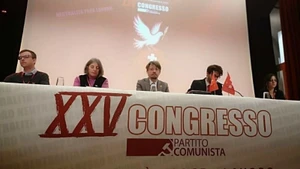 瑞士共产党总书记马西米利亚诺·艾（中）出席瑞士共产党代表大会。（图片来源：越通社）