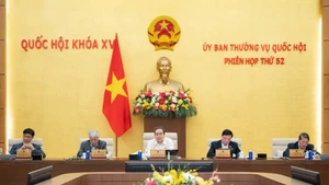 国会主席陈青敏在国会常务委员会第53次会议上发表讲话。