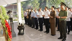 越南国会主席陈青敏在阮生色副榜坟墓上香。（图片来源：越通社）