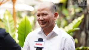 乌奇·莱昂先生接受《人民报》社记者的采访。