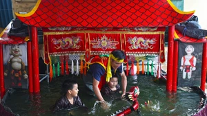 向后代传授水上木偶戏知识。（耀玉 摄）