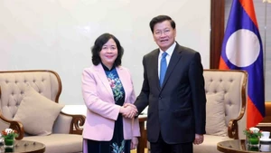 越共中央政治局委员、越南祖国阵线中央委员会主席裴氏明怀拜会了正在对越南进行国事访问的老挝人民革命党中央委员会总书记、国家主席通伦·西苏里。（图片来源：越通社）