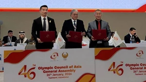 柬埔寨国家奥林匹克委员会秘书长瓦占伦与金边市副市长森·万纳同亚洲奥林匹克理事会代理主席蒂莫西·福克斯签署了关于柬埔寨主办2031年第五届亚洲青年运动会的承办协议。（图片来源：柬埔寨国家奥林匹克委员会）