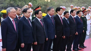 出席越共十四大代表们入陵瞻仰胡志明主席。（图片来源：越通社）