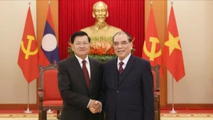 原越共中央总书记农德孟会见老挝人民革命党中央总书记、国家主席通伦·西苏里。（图片来源：VGP）