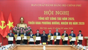 越共中央政治局委员、政府党委书记、政府总理范明正向政府党委的优秀个人颁发奖状。