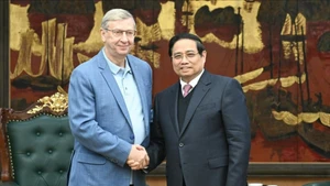 越南政府总理范明正总理会见俄罗斯系统金融股份公司董事长弗拉基米尔·彼得罗维奇·叶夫图申科夫。