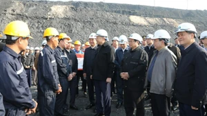 苏林总书记和范明正总理以及党和国家其他领导莅临广宁省向煤矿工人致以新春祝福。