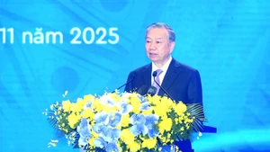 越共中央总书记苏林在越南监察部门传统日80周年庆典上发表讲话。（登科 摄）