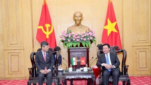 胡志明国家政治学院院长阮春胜会见印度共和国驻越特命全权大使采林·W·谢尔巴。（范强 摄）