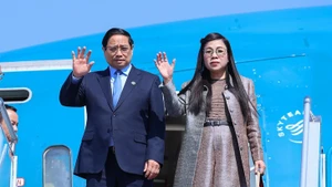 越南政府总理范明正与夫人以及越南高级代表团已圆满结束对科威特和阿尔及利亚的正式访问，以及出席二十国集团峰会并在南非开展双边活动的行程。（图片来源：VGP）