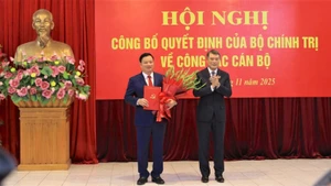 中央组织部部长黎明兴向义安省委书记阮克慎同志献花祝贺。