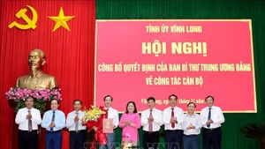 陈志光同志（左四）调任永隆省委副书记。（图片来源：越通社）