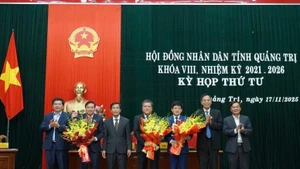 向黎鸿荣同志、黎文保同志和陈峰同志赠送鲜花。（图片来源：VGP）