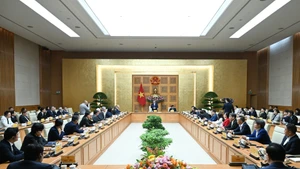 越南政府总理范明正会见访越并出席2025年越南国际半导体展览会的全球半导体协会领导及其成员企业代表团。（陈海 摄）