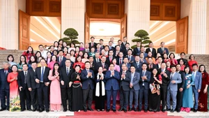 政府总理范明正会见先进模范教师代表【组图】