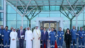 越南政府总理范明正访问科威特Al-Zour炼化综合体并会见科威特阿拉伯经济发展基金代表。（图片来源：VGP）