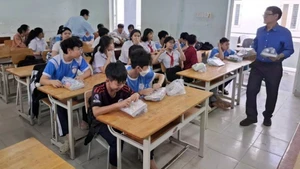 庆和省超过720所学校洪灾后迎接学生返校。（图片来源：VOV）