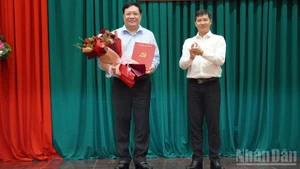 范成乂同志（左）当选同塔省人民委员会主席。