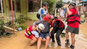 2025年11月4日，菲律宾宿务省救护人员帮助受灾影响民众。（图片来源：新华社）