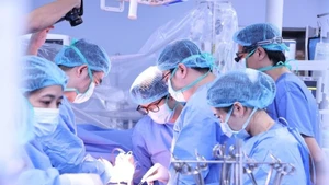 108号中央军医院的医生正在手术。（图片来源：人民军队报）