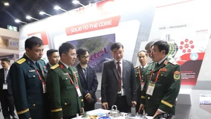 越南人民军副总参谋长阮伯力少将参观Viettel Manufacturing公司的展位。（图片来源：越通社）