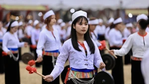 附图：芒族女性的服饰。（图片来源：越通社）