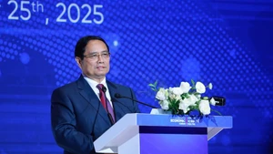 11月25日，越南政府总理范明正出席以“胡志明市：迈向数字时代的国际超级都市”为主题的胡志明市乃至越南领导人与企业领袖交流活动CEO 500 - TEA CONNECT。（图片来源：越通社）