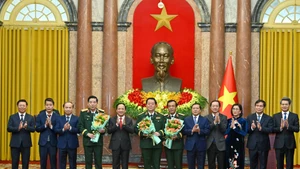 越南国家主席梁强颁发总政治局主任任命决定和大将与上将军衔晋升决定【组图】