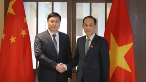 越南外交部长黎怀忠与中国广西壮族自治区政府主席韦韬。（图片来源：越通社）