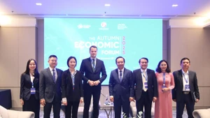 胡志明市人民委员会主席阮文得会见了世界经济论坛执⾏董事、⾸席技术官马思远（Stephan Mergenthaler）。（图片来源：越通社）